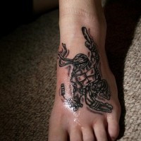 Mutant tortue ninja adolescent le tatouage sur le pied