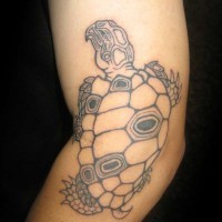 Gut gestaltetes Tattoo mit schwarzer Schildkröte