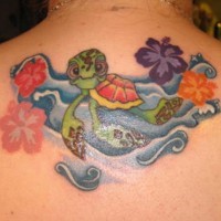 Tatuaggio grande sulla schiena la tartatuga tra le onde e fiori