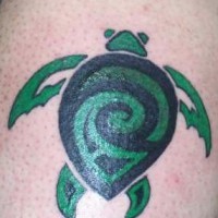 Petit tortue tribal le tatouage noir et vert