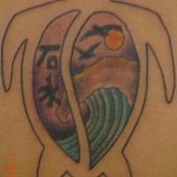 Une image de mer sur la coquille d'un tortue le tatouage