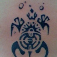 Une tortue noir le tatouage en style tribal