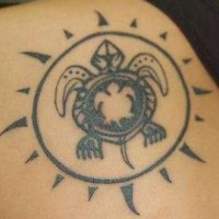 Tortue noir dans le tatouage de cercle du soleil