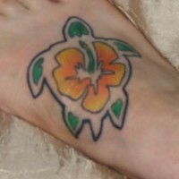 Tatuaggio colorato sul piede la tartaruga stilizzata