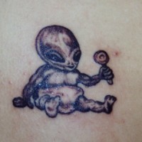 Tattoo von neugeborenem Alien