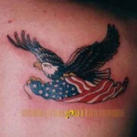el tatuaje de una aguila volando con la bandera americana