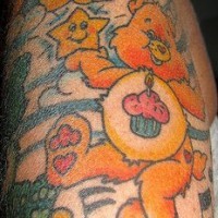 Tattoo vom süßem Bärchen, der seinen Geburtstsg feiert, am Arm