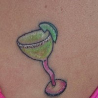 Tatuaggio colorato sulla schiena il calice con limone verde