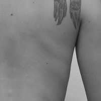 Tatuaggio piccolo sulla spalla le ali