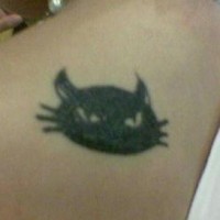 Tattoo am oberen Rücken von schlauer Katze