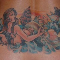 Träumende Fee im See Tattoo am oberen Rücken