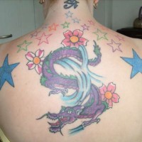 Tatuaggio sulla schiena il dragone grande & le stelle blu & i fiori