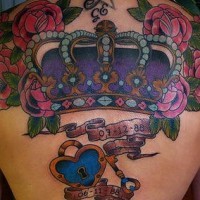 Le tatouage de haut du dos avec une couronne riche avec un serrure et des fleurs