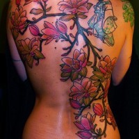 Tattoo von Geisha und charmante Blüte am oberen Rücken