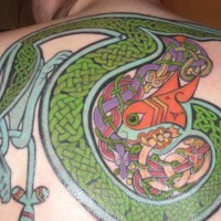 Tatuaggio colorato sulla schiena il serpente grande mangia il serpente piccolo