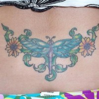 Schönes Tattoo mit Libelle in Blumen am oberen Rücken