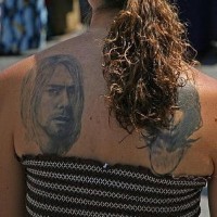 Tatuaggio realistico sulla schiena le facce delle persone
