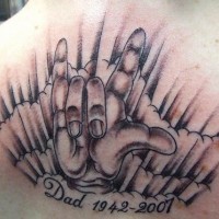 Le tatouage sur le haut du dos dédié à papa avec un geste cool
