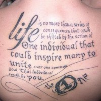 Tatuaggio grande sulla schiena il testo tatuato