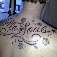 Tatuaggio sulla schiena la scritta 