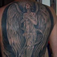 Großes Tattoo mit schwarzem und dunklem Engel am oberen Rücken