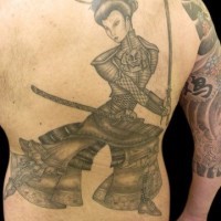 Geisha kämpft hart Tattoo am oberen Rücken