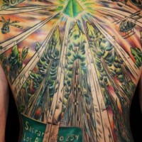 Tatuaggio enorme colorato sulla schiena la piramide che porta luce nelle tutte parte del mondo