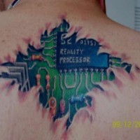 Tatuaggio colorato sulla schiena il frammento di microcircuito