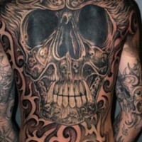 Enorme tatuaggio sulla schiena teschio