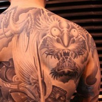 Tatuaggio terribile sulla schiena il mostro che vola nel cielo