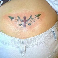 Le tatouage de croix avec entrelacs sur le bas du dos