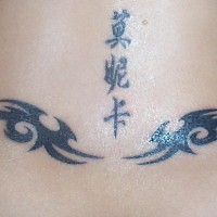 Geroglifici e disegni tatuati sulla schiena