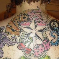 Tatuaggio colorato sulla schiena la stella & i dadi & le carte da gioco & gli uccelli