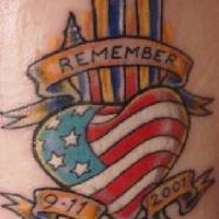 el tatuaje conmemorativo dedicado a las torres gemelas con la bandera americana en forma de corazon y las fecha