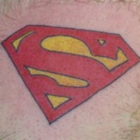 Simbolo superman colorato tatuaggio