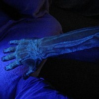 Les os d'arme tatouage à l'encre fluorescent