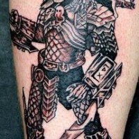 el tatuaje del predator el guerrero hecho en la pierna