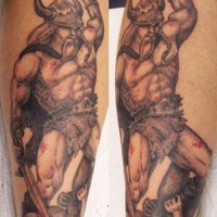 Gran tatuaje el viking fuerte con el martillo y la espada