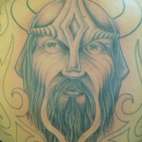 Kopf des Wiking-Kriegers im gehörntem Helm auf großem Tattoo am Rücken