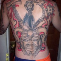 Gran tatuaje en la espalda furiossa cara del viking con sangre roja