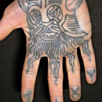 Tatuaje en la palma de la mano el viking y los siímbolos en los dedos