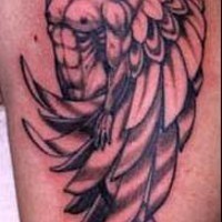 Interesante tatuaje el viking con grandes alas del ángel