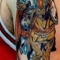 Muy detallado tatuaje el viking montando al caballo en colores vivos