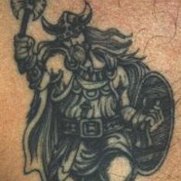 Bonito tatuaje del viking con hacha y escudo