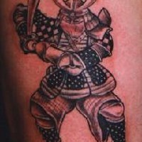 Fuerte guerrero con la espada tatuaje en tinta oscura