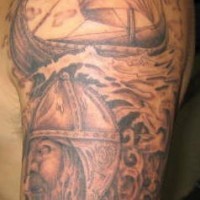 Gran tatuaje en el brazo cabeza del viking y  la nave de los vikings