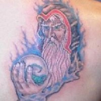 Misterioso tatuaje hombre con la barba blanca y la bola en la mano