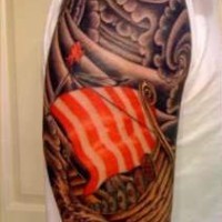 Gran tatuaje en tinta negra y roja  en el hombro la nave de los vikings
