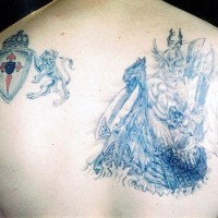 Tatuaje en tinta negra guerrero viking en la espalda