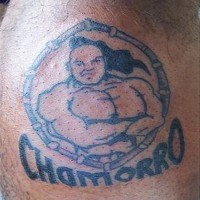 Tattoo des starken Mannes im Kreis mit Inschrift